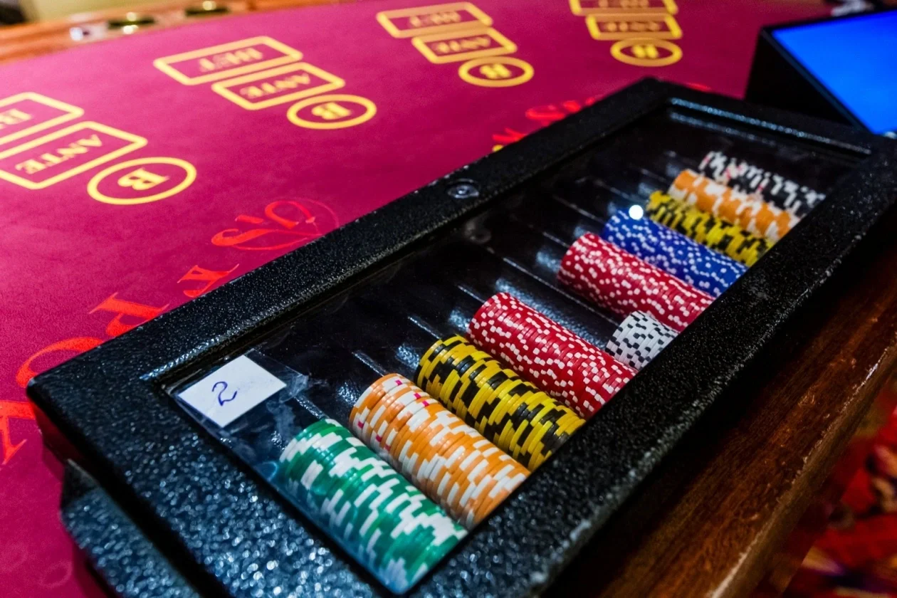 Mesa de casino online com gráficos de RTP e fichas de jogo em 2026